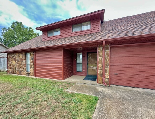 Building Photo - 2502 NE Kingsbriar Pl Rental