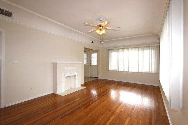 Building Photo - Gorgeous 2 bedroom 1 bathroom downstairs apartment available May 1, 2026 Unit 3068 Columbia Street