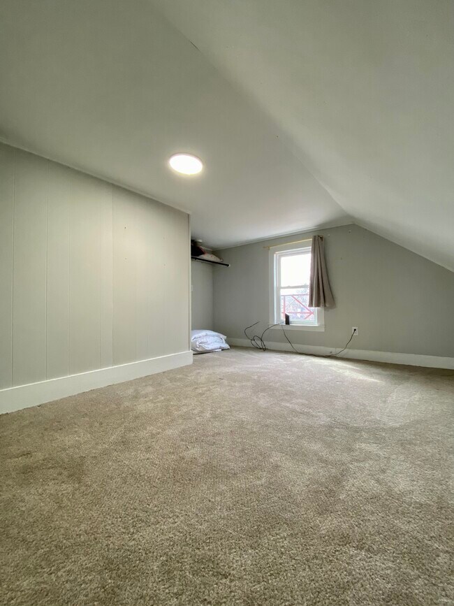 Available bedroom 2