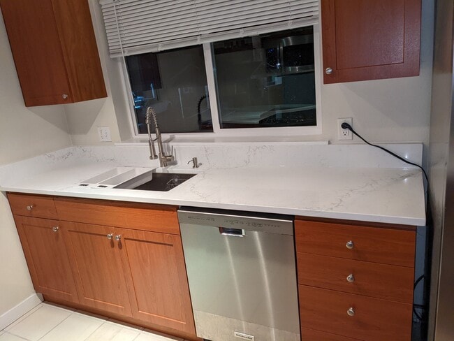 Fregadero de cocina y encimera de cuarzo - 14124 NE 181st Pl Unidad H203