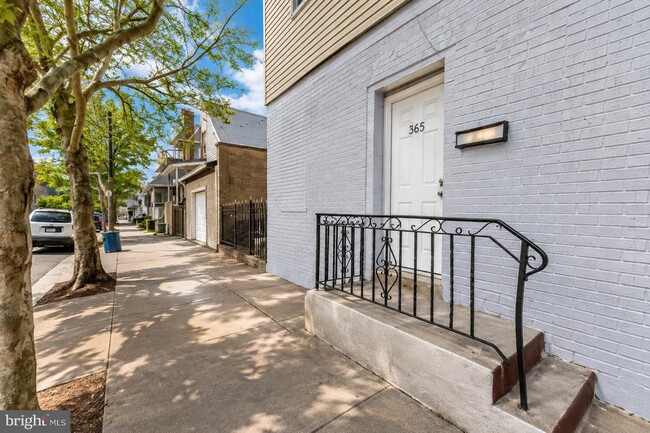 565 Lamberton St