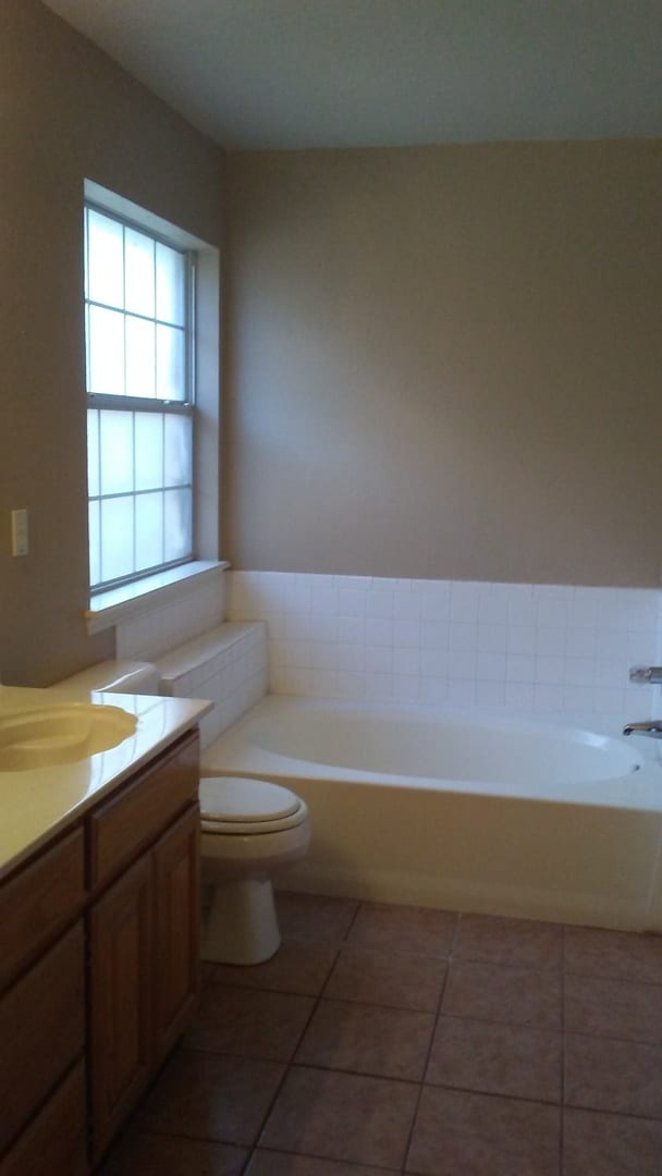 Photo - 4 Bed, 2 Bath, 2 car garage home, 1.5 miles from OU campus.