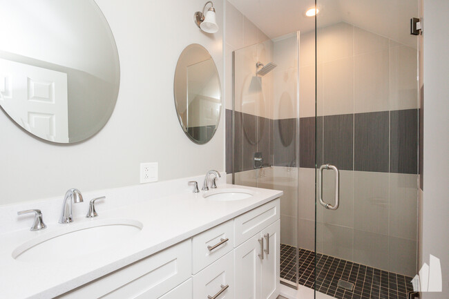 Photo - 2437 N Ashland Ave Apartments Unit 2F