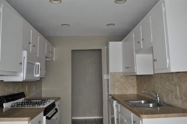 Photo - 908 Speer Ln