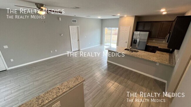 Photo - 1682 Waneta St SE