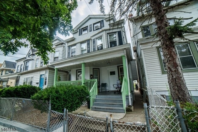 Building Photo - 712 E 27th St Unit 2