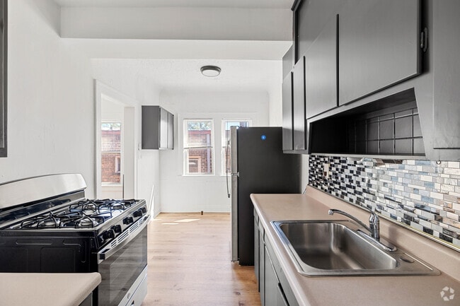 1BR, 1BA - 700SF - Kitchen