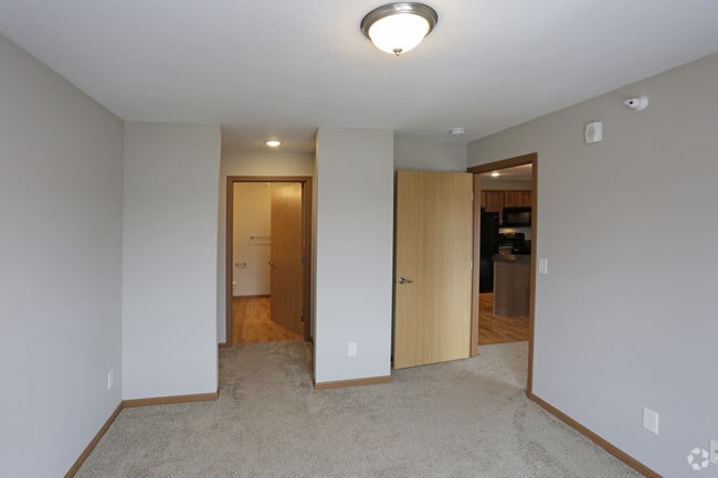 2BR, 2BA - 921 SF