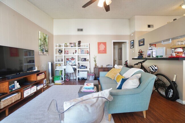 Photo - 618 W 51st St Unit 103
