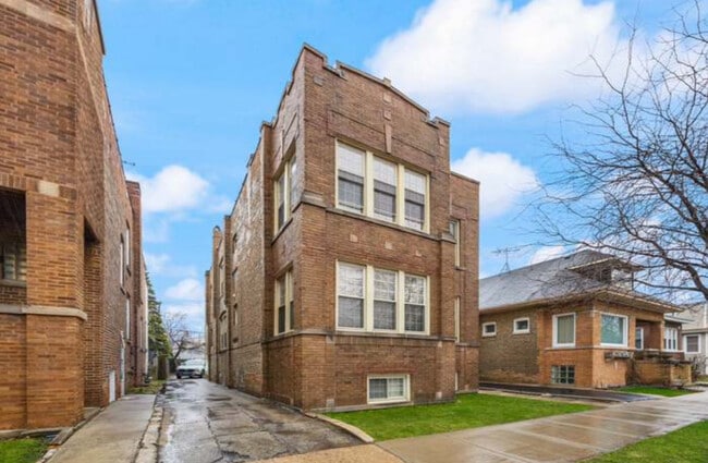 4921 W Addison St #1, Chicago, IL 60641 - 4921 W Addison St Apartments Unit #2