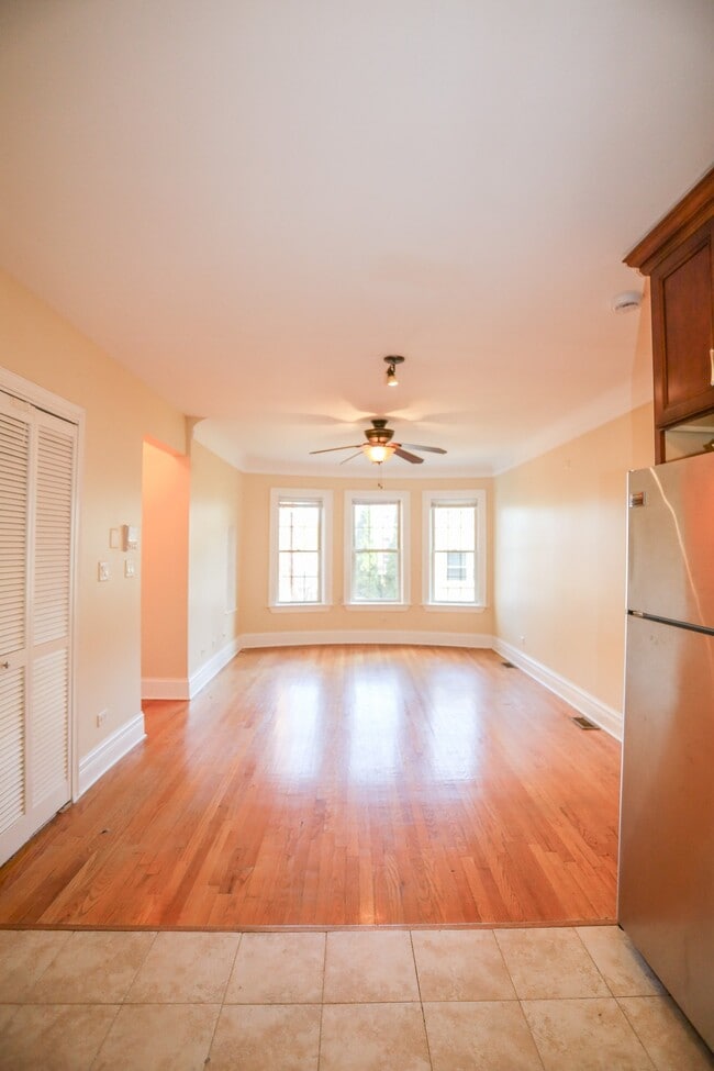 Photo - 2050 W Summerdale Ave Unit 2