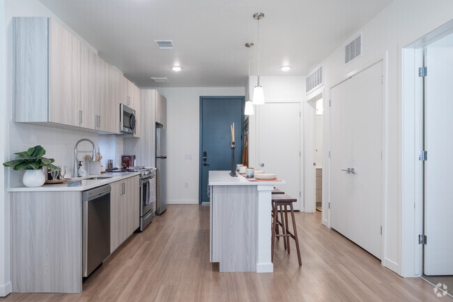 2BR, 2BA - 1,001SF