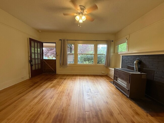 Photo - Charming, One bedroom duplex in Prime Ashland location | Available Now! Unidad 109 Fourth St