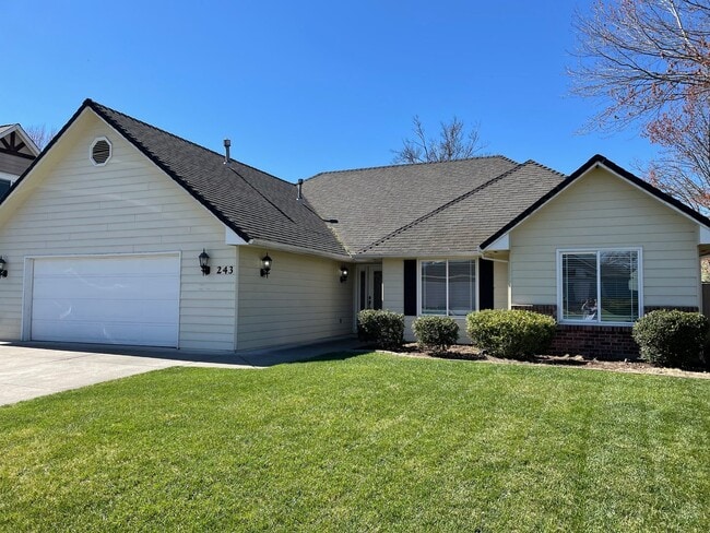 Building Photo - Stunning 3 Bedroom 2 Bath Home- Located in Friendly Central Point-Over 1600 Sq. Ft.