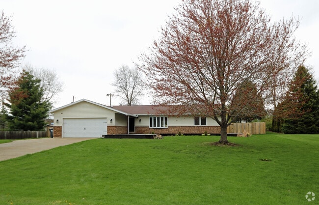 Building Photo - 555 Royal Crest Dr Rental