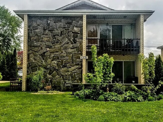 Building Photo - 1221 N La Grange Rd Unit 1R