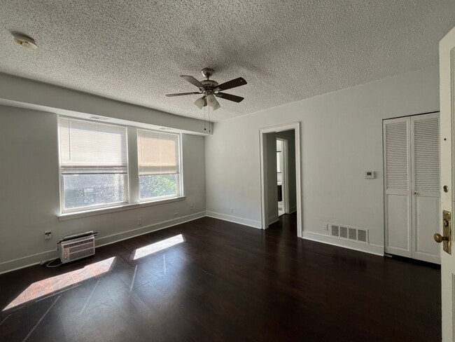 Building Photo - 3727 N Pine Grove Ave Unit 306