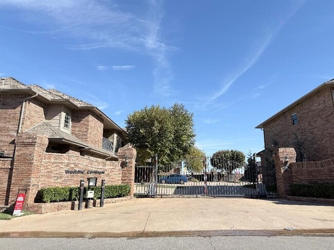 Building Photo - 6162 N Brookline Ave Unit 15