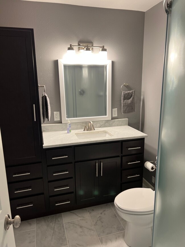 Bathroom - 1124 Emerald St Unit 2