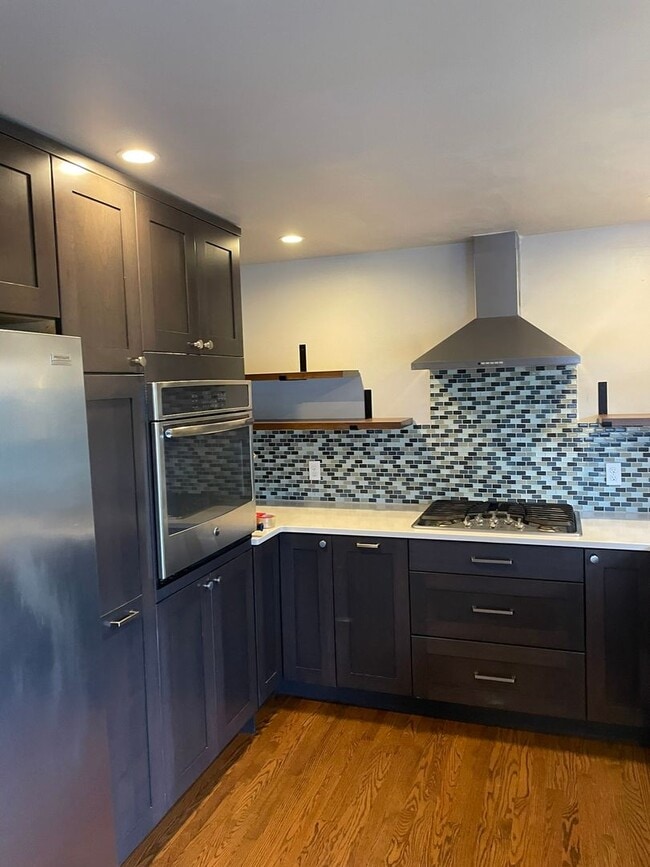 Building Photo - 3 Bed, 2 Bath, 2 Livingroom's with VIEW