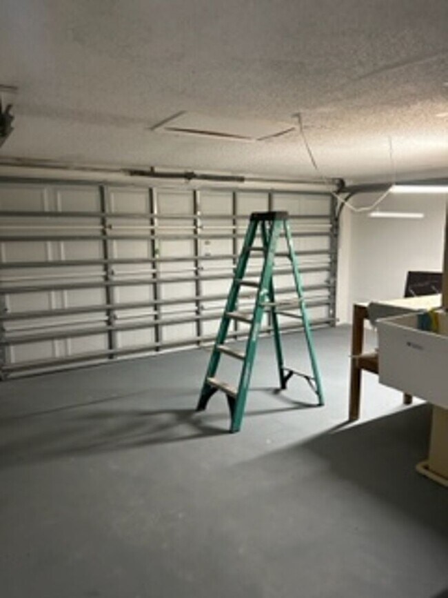 Photo - Beautiful 3 bedroom, 2 bath pool home in a...