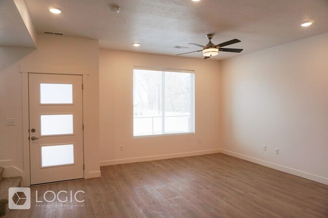 Building Photo - NewerTownhome in Great Location!