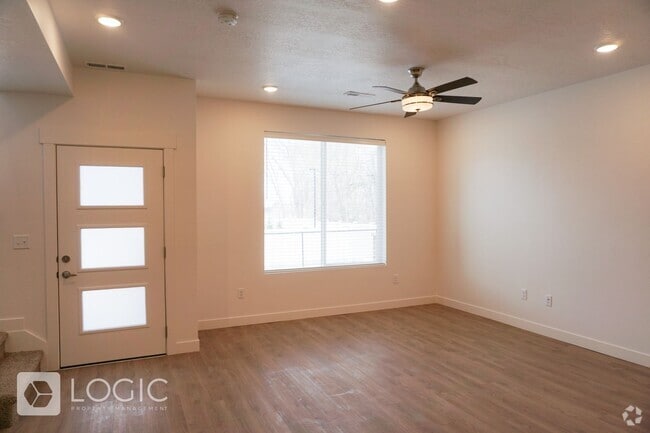 Building Photo - NewerTownhome in Great Location!