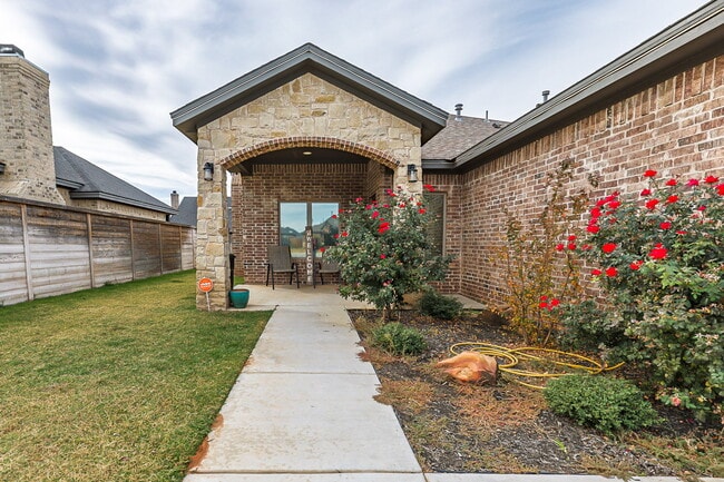Photo - Custom Home in a Cul-de-sac!!