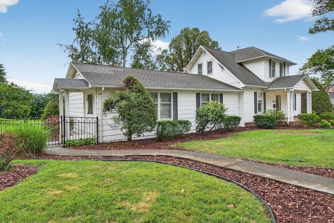 Photo - Charming 4BR / 3BA Historic Home with Big ...