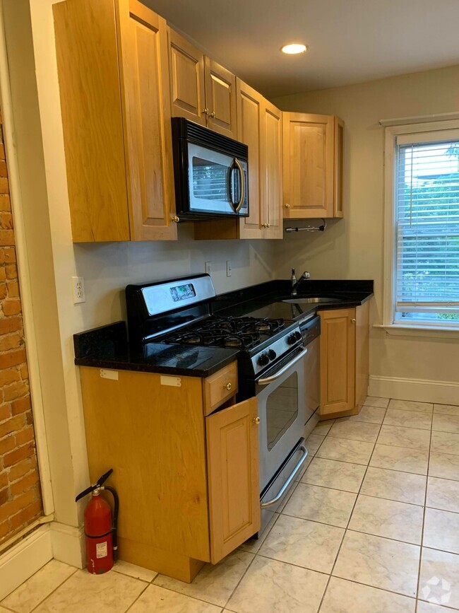 Building Photo - 25 Aspinwall Ave Unit 4 Rental