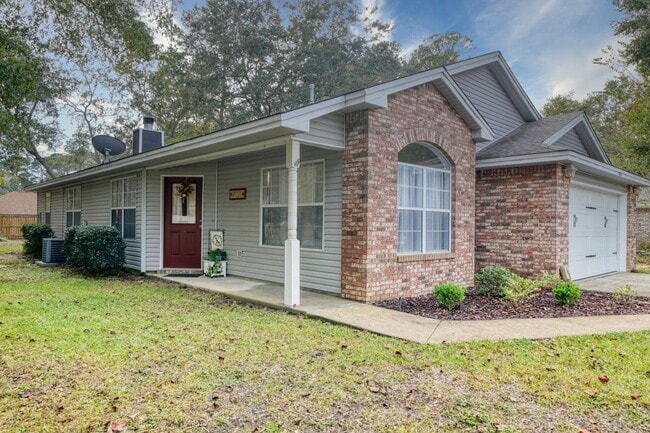 Building Photo - Updated 3 Bedroom in Central Location!