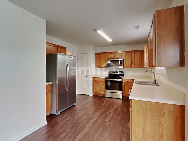 Photo - 194 Madelia Pl