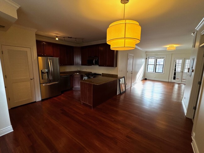 Kitchen / Living Space - 1304 W Eddy St Condominio Unidad 1