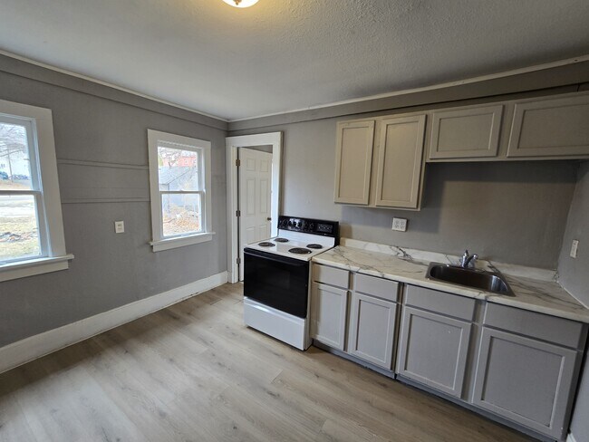 Photo - 714 W 1st St