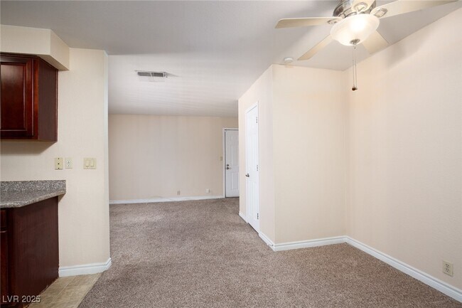 Building Photo - 4310 Sandy River Dr Unit 62