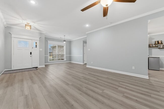 Photo - Mins from LRAFB with Solar panels