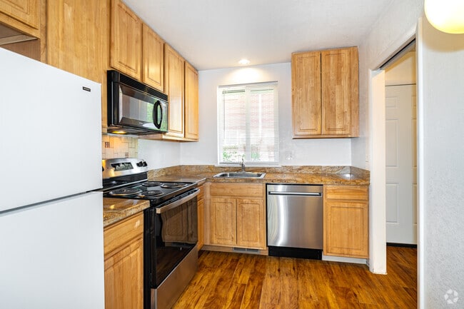 2BR, 1.5BA - 1,000SF - Kitchen