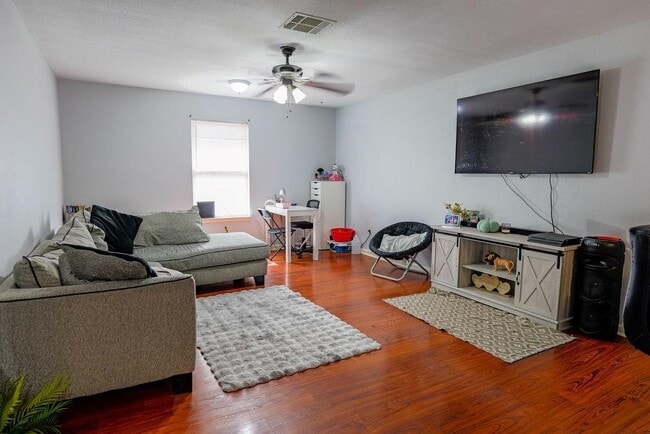 Photo - 6820 Petre Dr