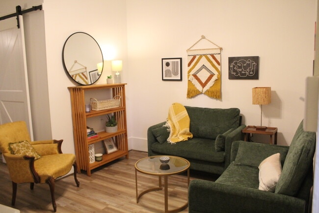 Building Photo - 121 E Pomfret St Unit #1