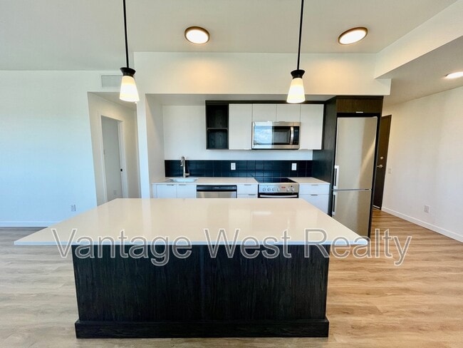 Building Photo - 615-615 Rutland Rd N