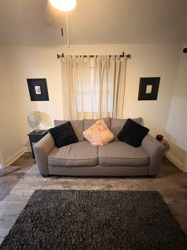 Photo - 635 Queens Cir