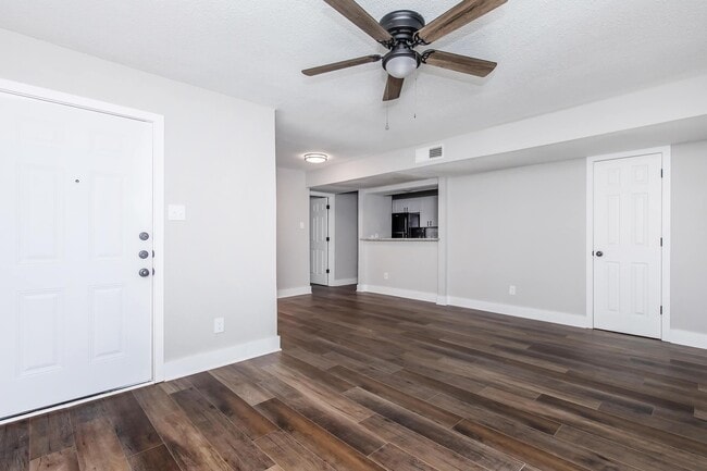 Living Room - Bend at Oak Forest Apartments