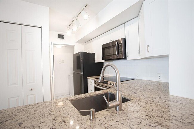 Photo - 655 SW 111th Way Unidad 208