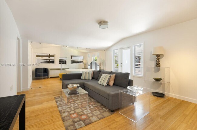 Photo - 3041 Calusa St