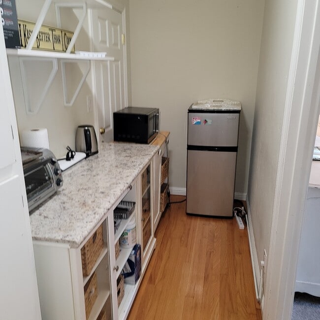 Photo - 2014 Hatch Rd Unit Private Studio  Available Now