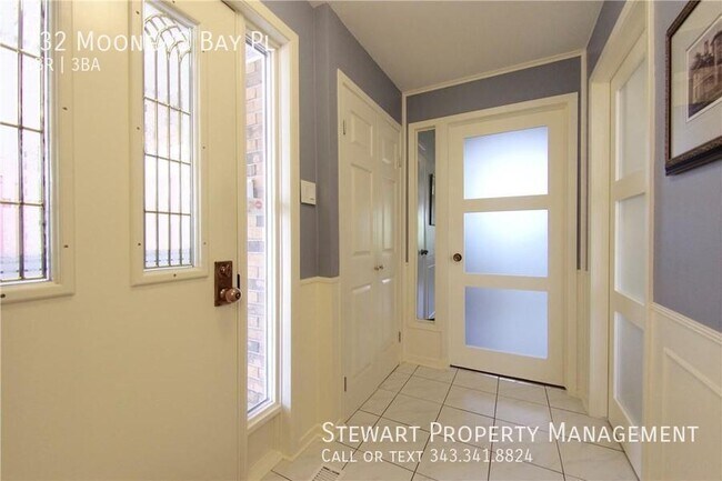 Photo - 732 Mooney's Bay Pl