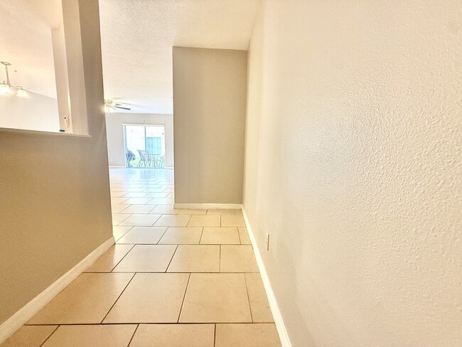 Photo - 609 Cresting Oak Cir