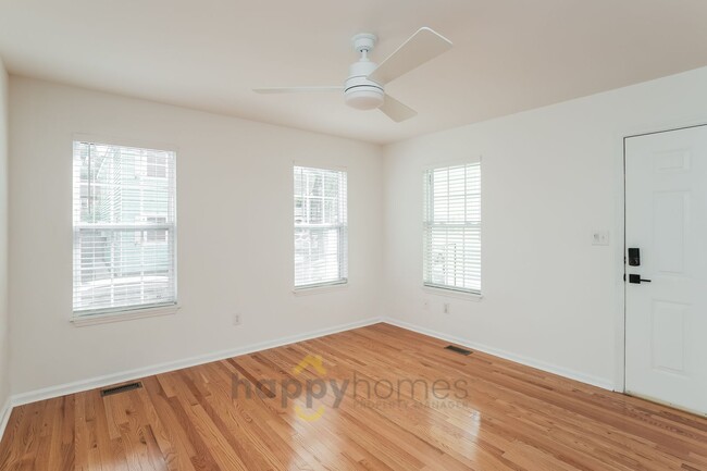 Photo - The Urban Retreat: Modern 3/1.5 Near Everything You Love