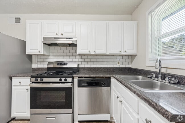 2BR, 1BA - 730SF - Kitchen - Westwood Glen