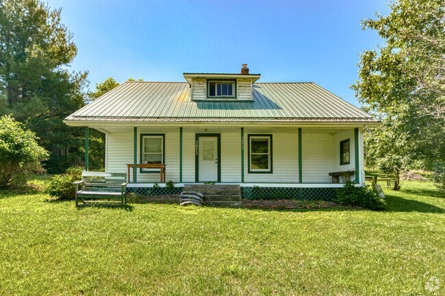 Building Photo - 3 bed/1 bath , Beautifully Renovated Farmh... Rental